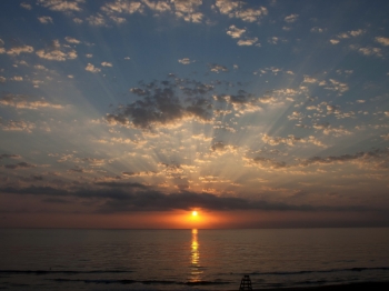 Sunrise at Bellreguard's beach. Photographer: Enrique F. de la Calle