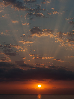 Sunrise at Bellreguard's beach. Photographer: Enrique F. de la Calle